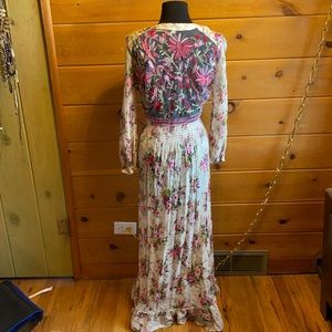 Beautiful flowered dress with back open embroidery